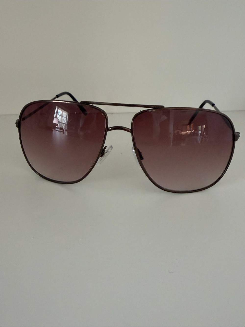 Aviator-Style Sunglasses with Gradient Brown Lenses unisex
